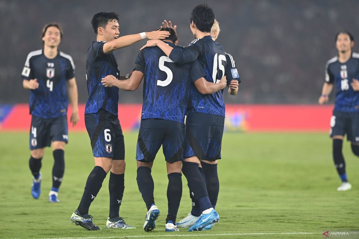 Berikut adalah beberapa alternatif judul untuk "Jepang Ditahan Imbang Tanpa Gol oleh Arab Saudi":

1. "Jepang dan Arab Saudi Berbagi Poin di Laga Tanpa Gol"
2. "Pertandingan Nihil Gol: Jepang VS Arab Saudi"
3. "Jepang Tidak Berhasil Mengalahkan Arab Saudi, Laga Berakhir Imbang"
4. "Kedua Tim Gagal Mencetak Gol: Jepang dan Arab Saudi Berakhir 0-0"
5. "Imbang Tanpa Gol: Jepang Vs Arab Saudi di Lapangan"
6. "Jepang Tak Berdaya Menghadapi Arab Saudi: Hasil Akhir 0-0"
7. "Tanpa Gol: Jepang dan Arab Saudi Sama Kuat di Laga Pertandingan"
8. "Jepang Tahan Imbang Arab Saudi dalam Pertandingan yang Hampir Tanpa Aksi"
9. "Jepang dan Arab Saudi Stalemate di Pertandingan Produksi Nol Gol"
10. "Laga Tak Berujung: Jepang dan Arab Saudi Berakhir Imbang di Tanpa Gol"

Anda dapat memilih yang paling sesuai atau menginspirasi bagi Anda!