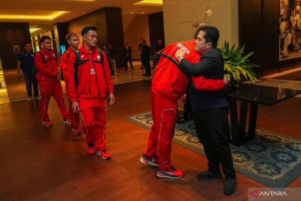 Here are some alternate titles for "Prediksi Susunan Pemain Timnas Indonesia vs Australia":

1. "Perkiraan Formasi Timnas Indonesia Melawan Australia"
2. "Analisis Susunan Pemain Indonesia vs Australia"
3. "Ramalan Line-Up Timnas Indonesia dan Australia"
4. "Prediksi Formasi Pertandingan Indonesia vs Australia"
5. "Susunan Pemain yang Diprediksi untuk Indonesia vs Australia"
6. "Strategi dan Formasi Timnas Indonesia di Hadapan Australia"
7. "Proyeksi Komposisi Pemain Indonesia saat Bertemu Australia"
8. "Pemain yang Diperkirakan Tampil: Indonesia vs Australia"
9. "Simulasi Line-Up Timnas Indonesia kontra Australia"
10. "Kesebelasan Ideal: Indonesia vs Australia"

Feel free to customize or mix and match elements from these suggestions!