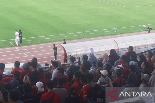 Pratama Arhan Mengamati Pertandingan Semen Padang Melawan Persik