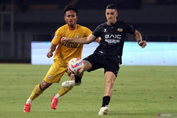 Berikut beberapa alternatif judul untuk "Alexis Messidoro siapkan mental jelang laga melawan Persis Solo":

1. "Alexis Messidoro Fokus Persiapkan Mental Sebelum Hadapi Persis Solo"
2. "Menghadapi Persis Solo, Alexis Messidoro Tingkatkan Kesiapan Mental"
3. "Alexis Messidoro Siapkan Mentalnya Menjelang Pertandingan Lawan Persis Solo"
4. "Mental Kuat Jadi Kunci Alexis Messidoro Jelang Duel dengan Persis Solo"
5. "Alexis Messidoro Fokus Pada Kesiapan Mental Sebelum Laga Melawan Persis Solo"
6. "Menghadapi Tantangan Persis Solo, Alexis Messidoro Persiapkan Mentalnya"
7. "Kesiapan Mental Alexis Messidoro Meningkat Jelang Pertarungan dengan Persis Solo"

Silakan dipilih atau dimodifikasi sesuai kebutuhan!