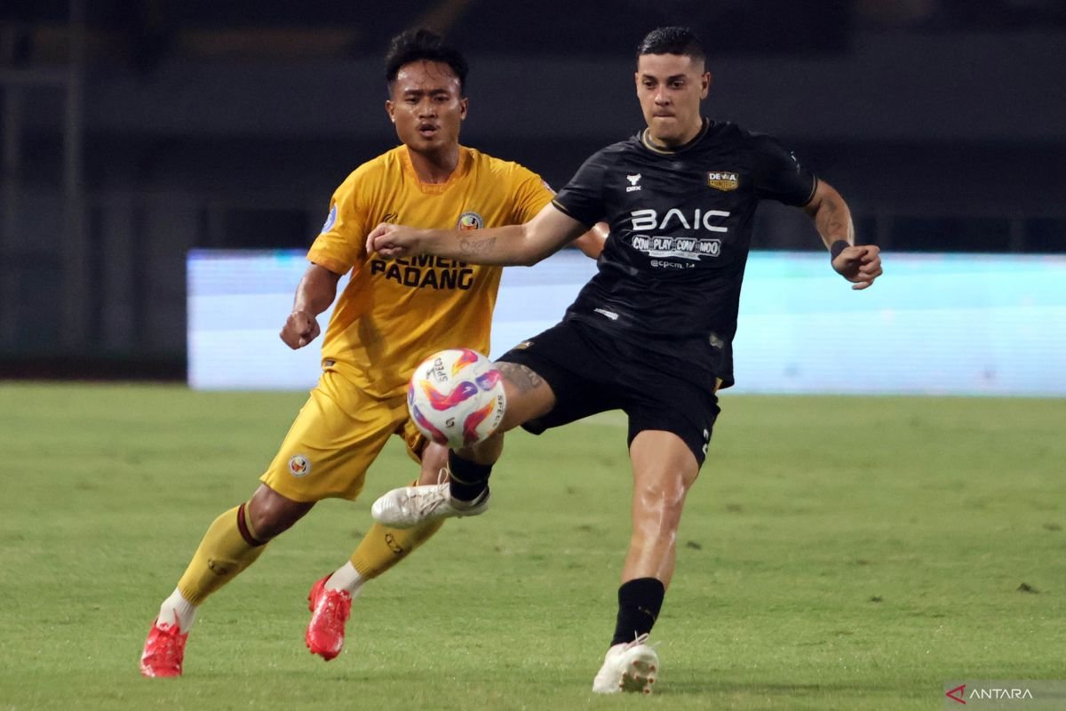 Berikut beberapa alternatif judul untuk "Alexis Messidoro siapkan mental jelang laga melawan Persis Solo":

1. "Alexis Messidoro Fokus Persiapkan Mental Sebelum Hadapi Persis Solo"
2. "Menghadapi Persis Solo, Alexis Messidoro Tingkatkan Kesiapan Mental"
3. "Alexis Messidoro Siapkan Mentalnya Menjelang Pertandingan Lawan Persis Solo"
4. "Mental Kuat Jadi Kunci Alexis Messidoro Jelang Duel dengan Persis Solo"
5. "Alexis Messidoro Fokus Pada Kesiapan Mental Sebelum Laga Melawan Persis Solo"
6. "Menghadapi Tantangan Persis Solo, Alexis Messidoro Persiapkan Mentalnya"
7. "Kesiapan Mental Alexis Messidoro Meningkat Jelang Pertarungan dengan Persis Solo"

Silakan dipilih atau dimodifikasi sesuai kebutuhan!