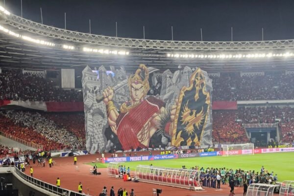 Here are some alternate title suggestions for "Koreografi Berhias Tifo Pendekar Wayang Warnai Laga Indonesia vs China":

1. "Tifo Pendekar Wayang: Pertunjukan Ikonik di Laga Indonesia vs China"
2. "Pesona Tifo Pendekar Wayang: Meriahkan Pertandingan Indonesia vs China"
3. "Kreativitas Tifo Pendekar Wayang: Menghidupkan Atmosfer Laga Indonesia vs China"
4. "Menyemarakkan Pertandingan: Tifo Pendekar Wayang di Indonesia vs China"
5. "Koreografi Berwarna: Tifo Pendekar Wayang dalam Duel Indonesia vs China"
6. "Momen Seru: Tifo Pendekar Wayang Hiasi Pertarungan Indonesia Melawan China"
7. "Tifo Pendekar Wayang: Simbol Kebersamaan di Laga Indonesia vs China"
8. "Meriahkan Pertandingan: Tifo Pendekar Wayang dalam Indonesia vs China"
9. "Seni Pertunjukan: Tifo Pendekar Wayang dalam Laga Indonesia vs China"
10. "Tifo Pendekar Wayang Menghias Semangat Pertandingan Indonesia vs China"

Feel free to mix and match or modify any of these suggestions!