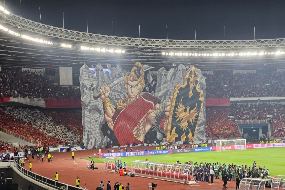 Here are some alternate title suggestions for "Koreografi Berhias Tifo Pendekar Wayang Warnai Laga Indonesia vs China":

1. "Tifo Pendekar Wayang: Pertunjukan Ikonik di Laga Indonesia vs China"
2. "Pesona Tifo Pendekar Wayang: Meriahkan Pertandingan Indonesia vs China"
3. "Kreativitas Tifo Pendekar Wayang: Menghidupkan Atmosfer Laga Indonesia vs China"
4. "Menyemarakkan Pertandingan: Tifo Pendekar Wayang di Indonesia vs China"
5. "Koreografi Berwarna: Tifo Pendekar Wayang dalam Duel Indonesia vs China"
6. "Momen Seru: Tifo Pendekar Wayang Hiasi Pertarungan Indonesia Melawan China"
7. "Tifo Pendekar Wayang: Simbol Kebersamaan di Laga Indonesia vs China"
8. "Meriahkan Pertandingan: Tifo Pendekar Wayang dalam Indonesia vs China"
9. "Seni Pertunjukan: Tifo Pendekar Wayang dalam Laga Indonesia vs China"
10. "Tifo Pendekar Wayang Menghias Semangat Pertandingan Indonesia vs China"

Feel free to mix and match or modify any of these suggestions!