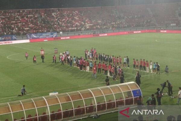 Berikut beberapa alternatif judul untuk "Bali United adakan perpisahan dengan Stefano Cugurra":

1. "Bali United Gelar Acara Perpisahan untuk Stefano Cugurra"
2. "Stefano Cugurra Resmi Berpisah dengan Bali United"
3. "Momen Haru: Bali United Formalitaskan Perpisahan dengan Stefano Cugurra"
4. "Bali United Rayakan Perpisahan Stefano Cugurra"
5. "Selamat Tinggal: Perpisahan Bali United dengan Stefano Cugurra"
6. "Lepas Kenangan: Bali United Adakan Perpisahan untuk Cugurra"
7. "Stefano Cugurra: Perpisahan yang Mengharukan Bersama Bali United"
8. "Bali United Menghormati Perpisahan Stefano Cugurra"

Silakan pilih salah satu yang menurut Anda paling sesuai!