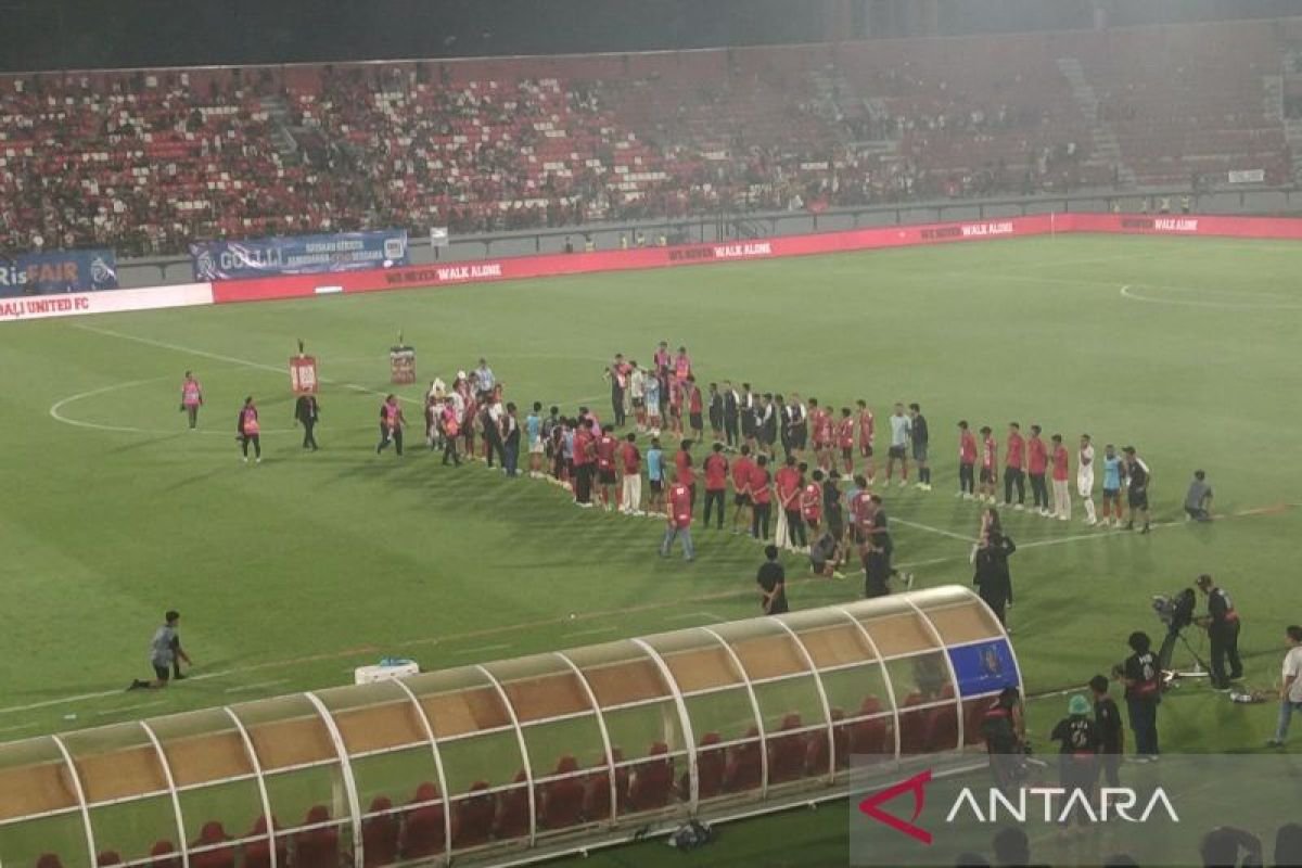 Berikut beberapa alternatif judul untuk "Bali United adakan perpisahan dengan Stefano Cugurra":

1. "Bali United Gelar Acara Perpisahan untuk Stefano Cugurra"
2. "Stefano Cugurra Resmi Berpisah dengan Bali United"
3. "Momen Haru: Bali United Formalitaskan Perpisahan dengan Stefano Cugurra"
4. "Bali United Rayakan Perpisahan Stefano Cugurra"
5. "Selamat Tinggal: Perpisahan Bali United dengan Stefano Cugurra"
6. "Lepas Kenangan: Bali United Adakan Perpisahan untuk Cugurra"
7. "Stefano Cugurra: Perpisahan yang Mengharukan Bersama Bali United"
8. "Bali United Menghormati Perpisahan Stefano Cugurra"

Silakan pilih salah satu yang menurut Anda paling sesuai!