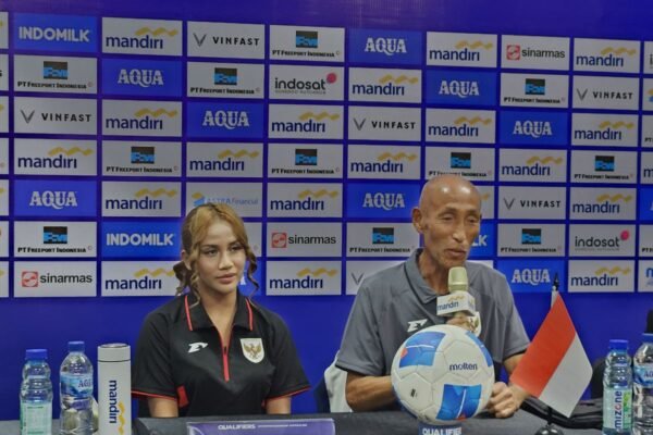 Here are some alternative titles for "Mochizuki akui berat juara grup, tapi siap berjuang maksimal":

1. "Mochizuki Mengakui Tantangan Juara Grup, Namun Siap Berjuang Sehabis-habisnya"
2. "Mochizuki: Beban Juara Grup Tak Mudah, Tetapi Siap Bertarung Maksimal"
3. "Mochizuki: Kesulitan Juara Grup Dihadapi dengan Semangat Perjuangan"
4. "Mochizuki Akui Tantangan Sebagai Juara Grup, Siap Mencurahkan Segala Usaha"
5. "Mochizuki: Tekanan Juara Grup, Tetapi Komitmen untuk Berjuang Tetap Kuat"

Feel free to choose any of these or mix and match elements to create a title that resonates with you!