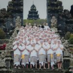 Here are some alternate titles for "Bali United Gelar Tradisi Spiritual Jelang Kompetisi 2025/2026":

1. "Bali United Laksanakan Ritual Spiritual Menjelang Kompetisi 2025/2026"
2. "Bali United Rayakan Tradisi Spiritual Sebelum Musim 2025/2026"
3. "Persiapan Bali United: Tradisi Spiritual Menyambut Kompetisi 2025/2026"
4. "Menyongsong Kompetisi 2025/2026, Bali United Gelar Tradisi Spiritual"
5. "Bali United Siapkan Diri dengan Tradisi Spiritual Jelang Pertandingan 2025/2026"
6. "Bali United: Tradisi Spiritual Sebagai Persiapan Menuju Musim 2025/2026"
7. "Sambut Kompetisi 2025/2026, Bali United Gelar Upacara Spiritual"
8. "Tradisi Spiritual Bali United: Menyambut Musim Baru 2025/2026"
9. "Bali United Mempersiapkan Diri Secara Spiritual untuk Kompetisi 2025/2026"
10. "Perayaan Spiritual Bali United dalam Menyongsong Musim 2025/2026" 

Feel free to modify or combine any of these suggestions!