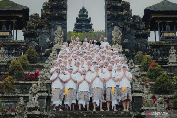 Here are some alternate titles for "Bali United Gelar Tradisi Spiritual Jelang Kompetisi 2025/2026":

1. "Bali United Laksanakan Ritual Spiritual Menjelang Kompetisi 2025/2026"
2. "Bali United Rayakan Tradisi Spiritual Sebelum Musim 2025/2026"
3. "Persiapan Bali United: Tradisi Spiritual Menyambut Kompetisi 2025/2026"
4. "Menyongsong Kompetisi 2025/2026, Bali United Gelar Tradisi Spiritual"
5. "Bali United Siapkan Diri dengan Tradisi Spiritual Jelang Pertandingan 2025/2026"
6. "Bali United: Tradisi Spiritual Sebagai Persiapan Menuju Musim 2025/2026"
7. "Sambut Kompetisi 2025/2026, Bali United Gelar Upacara Spiritual"
8. "Tradisi Spiritual Bali United: Menyambut Musim Baru 2025/2026"
9. "Bali United Mempersiapkan Diri Secara Spiritual untuk Kompetisi 2025/2026"
10. "Perayaan Spiritual Bali United dalam Menyongsong Musim 2025/2026" 

Feel free to modify or combine any of these suggestions!