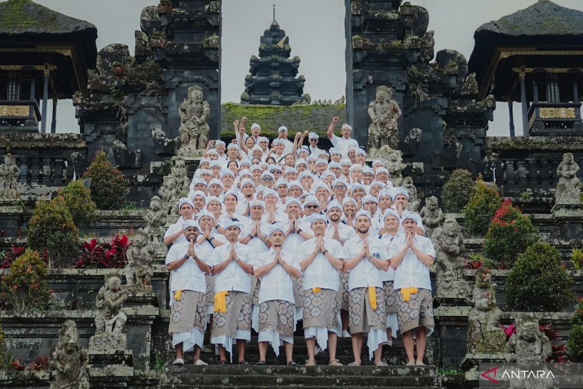 Here are some alternate titles for "Bali United Gelar Tradisi Spiritual Jelang Kompetisi 2025/2026":

1. "Bali United Laksanakan Ritual Spiritual Menjelang Kompetisi 2025/2026"
2. "Bali United Rayakan Tradisi Spiritual Sebelum Musim 2025/2026"
3. "Persiapan Bali United: Tradisi Spiritual Menyambut Kompetisi 2025/2026"
4. "Menyongsong Kompetisi 2025/2026, Bali United Gelar Tradisi Spiritual"
5. "Bali United Siapkan Diri dengan Tradisi Spiritual Jelang Pertandingan 2025/2026"
6. "Bali United: Tradisi Spiritual Sebagai Persiapan Menuju Musim 2025/2026"
7. "Sambut Kompetisi 2025/2026, Bali United Gelar Upacara Spiritual"
8. "Tradisi Spiritual Bali United: Menyambut Musim Baru 2025/2026"
9. "Bali United Mempersiapkan Diri Secara Spiritual untuk Kompetisi 2025/2026"
10. "Perayaan Spiritual Bali United dalam Menyongsong Musim 2025/2026" 

Feel free to modify or combine any of these suggestions!