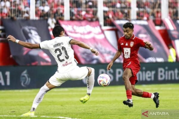 Berikut adalah beberapa alternatif judul untuk berita tentang Hansamu Yama yang memperpanjang kontrak bersama Persija Jakarta:

1. "Hansamu Yama Resmi Perpanjang Kontrak dengan Persija Jakarta"
2. "Kesepakatan Baru: Hansamu Yama Bertahan di Persija Jakarta"
3. "Hansamu Yama Perpanjang Kerjasama dengan Persija Jakarta"
4. "Pemain Kunci: Hansamu Yama Extends Contract with Persija Jakarta"
5. "Persija Jakarta Amankan Hansamu Yama dengan Perpanjangan Kontrak"
6. "Hansamu Yama Tetap Bersama Persija Jakarta: Kontrak Diperpanjang"
7. "Perpanjangan Kontrak Hansamu Yama: Komitmen untuk Persija Jakarta"
8. "Hansamu Yama dan Persija Jakarta Perkuat Hubungan dengan Kontrak Baru"

Semoga alternatif judul ini bermanfaat!