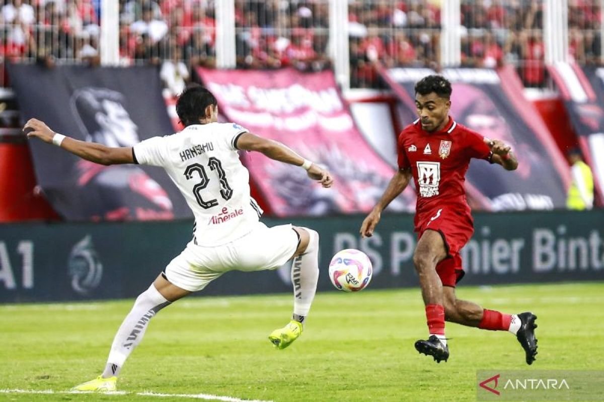 Berikut adalah beberapa alternatif judul untuk berita tentang Hansamu Yama yang memperpanjang kontrak bersama Persija Jakarta:

1. "Hansamu Yama Resmi Perpanjang Kontrak dengan Persija Jakarta"
2. "Kesepakatan Baru: Hansamu Yama Bertahan di Persija Jakarta"
3. "Hansamu Yama Perpanjang Kerjasama dengan Persija Jakarta"
4. "Pemain Kunci: Hansamu Yama Extends Contract with Persija Jakarta"
5. "Persija Jakarta Amankan Hansamu Yama dengan Perpanjangan Kontrak"
6. "Hansamu Yama Tetap Bersama Persija Jakarta: Kontrak Diperpanjang"
7. "Perpanjangan Kontrak Hansamu Yama: Komitmen untuk Persija Jakarta"
8. "Hansamu Yama dan Persija Jakarta Perkuat Hubungan dengan Kontrak Baru"

Semoga alternatif judul ini bermanfaat!