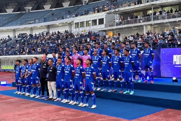 Berikut adalah beberapa alternatif judul untuk "Pemain Persib Bandung dalam kondisi siap arungi kompetisi":

1. "Pemain Persib Bandung Siap Hadapi Tantangan Kompetisi"
2. "Persib Bandung: Tim Siap Menyongsong Kompetisi"
3. "Persib Bandung: Kesiapan Pemain Menghadapi Musim Baru"
4. "Pemain Persib Bandung Bersiap Menghadapi Liga"
5. "Persib Bandung: Kesiapan Optimal Pemain untuk Kompetisi"
6. "Tim Persib Bandung Siap Berjuang di Arena Kompetisi"
7. "Persib Bandung: Pemain Siap Beraksi di Kompetisi Mendatang"
8. "Kesiapan Tim Persib Bandung Menjelang Pertandingan Liga"
9. "Pemain Persib Bandung Dalam Posisi Siap Menggempur Kompetisi"
10. "Persib Bandung: Persiapan Pemain untuk Menghadapi Musim Kompetisi"

Silakan pilih atau modifikasi sesuai kebutuhan!