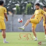Here are some alternative titles for "Madura United bidik bek asing anyar asal Afrika":

1. "Madura United Incari Bek Asing Baru dari Afrika"
2. "Madura United Targetkan Pemain Belakang Asing Afrika"
3. "Madura United Fokus pada Bek Asing Baru dari Afrika"
4. "Madura United Rencanakan Perekrutan Bek Asing dari Afrika"
5. "Madura United Sasar Pemain Bek Asing yang Berasal dari Afrika