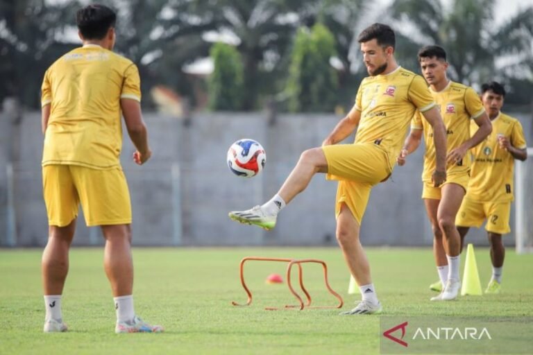Here are some alternative titles for "Madura United bidik bek asing anyar asal Afrika":

1. "Madura United Incari Bek Asing Baru dari Afrika"
2. "Madura United Targetkan Pemain Belakang Asing Afrika"
3. "Madura United Fokus pada Bek Asing Baru dari Afrika"
4. "Madura United Rencanakan Perekrutan Bek Asing dari Afrika"
5. "Madura United Sasar Pemain Bek Asing yang Berasal dari Afrika