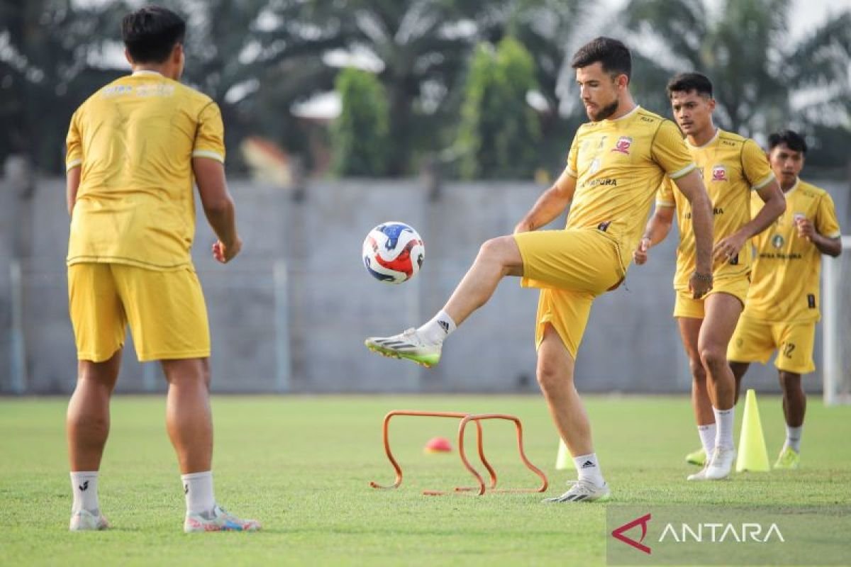 Here are some alternative titles for "Madura United bidik bek asing anyar asal Afrika":

1. "Madura United Incari Bek Asing Baru dari Afrika"
2. "Madura United Targetkan Pemain Belakang Asing Afrika"
3. "Madura United Fokus pada Bek Asing Baru dari Afrika"
4. "Madura United Rencanakan Perekrutan Bek Asing dari Afrika"
5. "Madura United Sasar Pemain Bek Asing yang Berasal dari Afrika