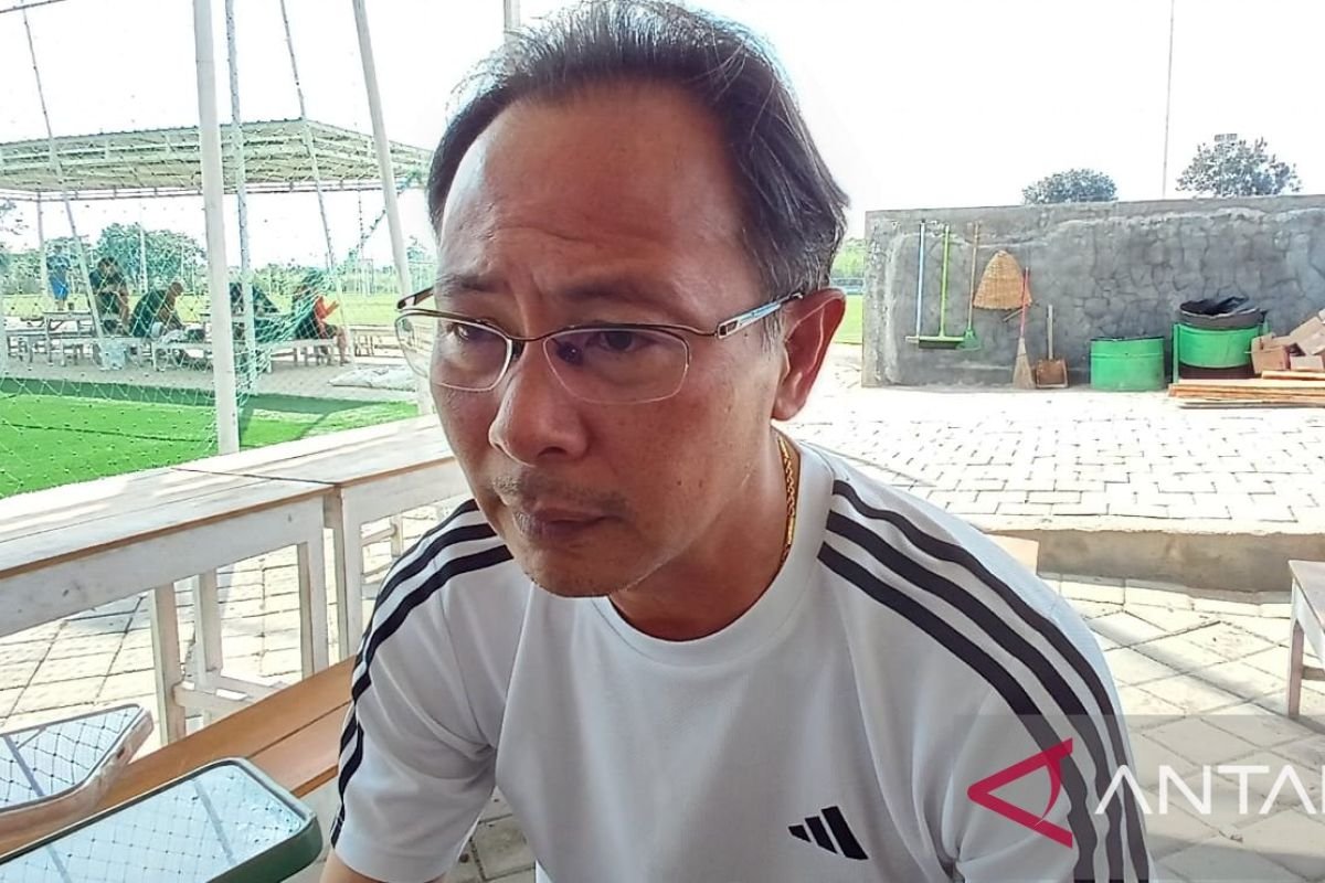 Here are some alternative titles for "Persik Bangun Konsistensi Pemain Saat Pertandingan":

1. "Membangun Konsistensi: Strategi Persik dalam Permainan"
2. "Persik: Upaya Menciptakan Konsistensi di Setiap Pertandingan"
3. "Konsistensi Pemain Persik: Kunci Sukses di Lapangan"
4. "Langkah Persik Membangun Konsistensi Tim dalam Pertandingan"
5. "Persik dan Pentingnya Konsistensi Pemain di Tengah Pertandingan"
6. "Konsistensi dalam Bertanding: Fokus Utama Tim Persik"
7. "Persik Mendorong Pemain untuk Menjaga Konsistensi Selama Pertandingan"
8. "Membangun Ketangguhan: Konsistensi Pemain Persik di Arena Pertandingan" 

Feel free to mix and match or modify them as needed!