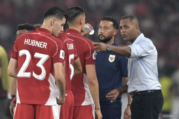 Miliano Jonathans Berkomunikasi dengan Patrick Kluivert