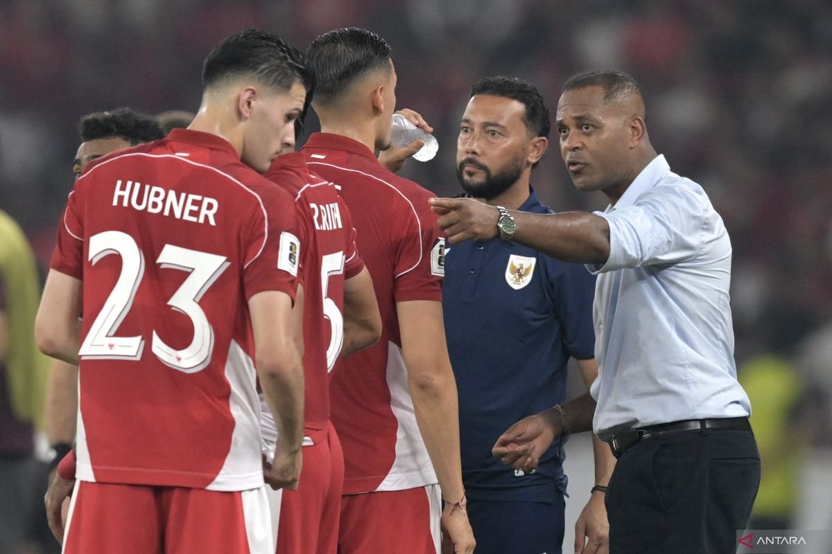 Miliano Jonathans Berkomunikasi dengan Patrick Kluivert