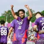 Tentu! Berikut adalah beberapa alternatif judul untuk "Williams Lugo jadi 'Player of the Match'":

1. "Williams Lugo Mengukir Prestasi Sebagai 'Pemain Terbaik Pertandingan'"
2. "Williams Lugo Diakui Sebagai 'Player of the Match'"
3. "Kinerja Gemilang Williams Lugo Membawanya Menjadi 'Pemain Terbaik'"
4. "Williams Lugo: Bintang Pertandingan Malam Ini"
5. "Keberhasilan Williams Lugo: Terpilih Sebagai 'Player of the Match'"
6. "Williams Lugo Mendapatkan Gelar 'Pemain Terbaik' Pertandingan"
7. "Williams Lugo Bersinar Sebagai 'Player of the Match'"

Jika Anda ingin variasi yang lebih spesifik atau tema lainnya, silakan beritahu!