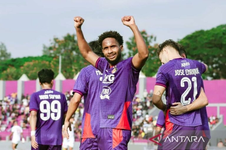Tentu! Berikut adalah beberapa alternatif judul untuk “Williams Lugo jadi ‘Player of the Match'”:

1. “Williams Lugo Mengukir Prestasi Sebagai ‘Pemain Terbaik Pertandingan'”
2. “Williams Lugo Diakui Sebagai ‘Player of the Match'”
3. “Kinerja Gemilang Williams Lugo Membawanya Menjadi ‘Pemain Terbaik'”
4. “Williams Lugo: Bintang Pertandingan Malam Ini”
5. “Keberhasilan Williams Lugo: Terpilih Sebagai ‘Player of the Match'”
6. “Williams Lugo Mendapatkan Gelar ‘Pemain Terbaik’ Pertandingan”
7. “Williams Lugo Bersinar Sebagai ‘Player of the Match'”

Jika Anda ingin variasi yang lebih spesifik atau tema lainnya, silakan beritahu!